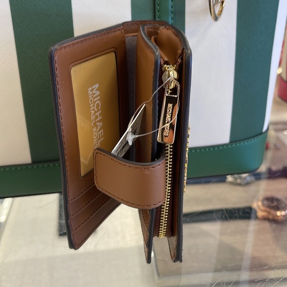 MICHAEL KORS
Jet Set Travel Medium Bifold Zip Signature Logo Wallet
Brown
NWT - Picture 2 of 16